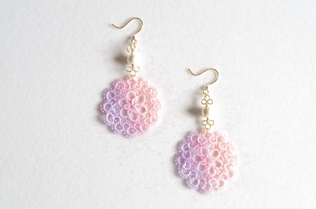Hand-dyed tatting lace and cotton pearl earrings, Akebono - 耳环/耳夹 - 棉 粉红色