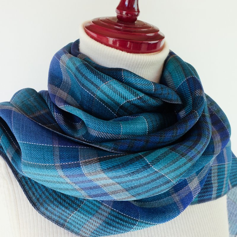 Silk 手工丝织披肩【彩月04】 - 围巾/披肩 - 丝．绢 