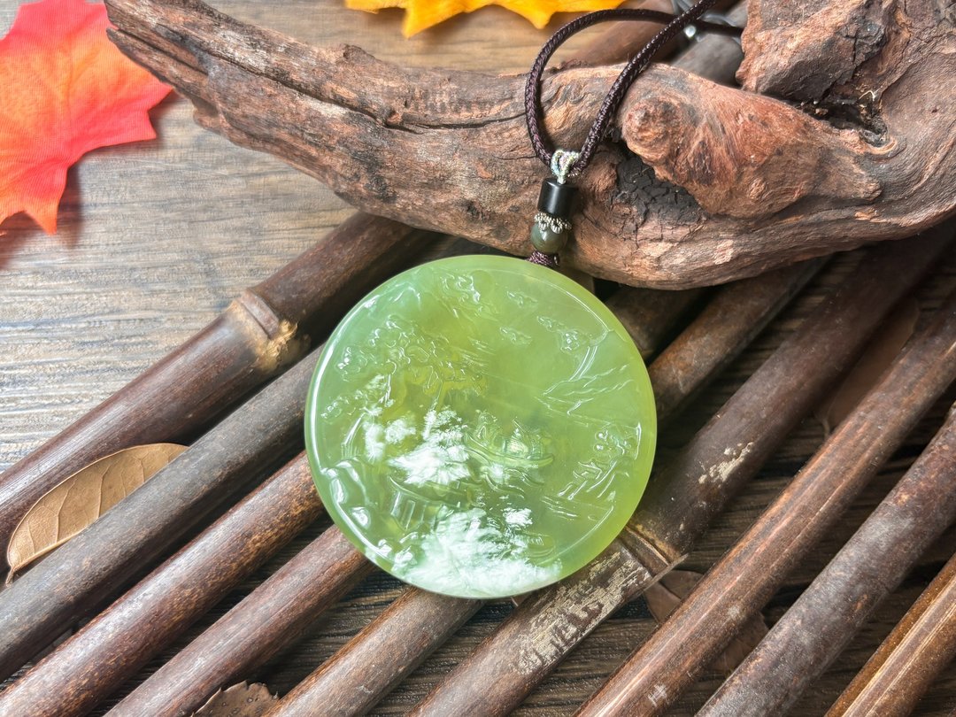 【一物一图】天然岫玉 青提奶盖山水双面雕刻圆牌吊坠 手编绳项链 - 项链 - 玉石 绿色