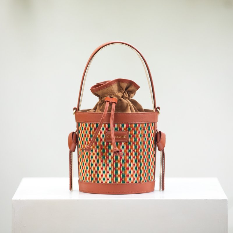Chaksarn Mini Bucket Bag: Brown Natural Straw with Leather - 手提包/手提袋 - 真皮 咖啡色