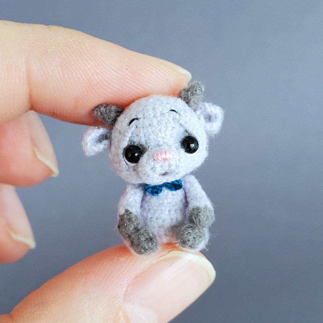 Micro crocheted baby goat. Dollhouse miniature. Doll pet goat. Microtoysby - 玩偶/公仔 - 棉 灰色