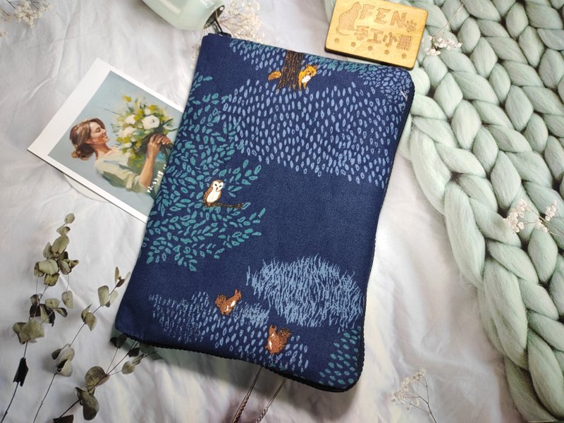 森林系列-日本设计师布料作家蓝底手绘森林树拉链书衣-圣经尺寸 - 书衣/书套 - 棉．麻 