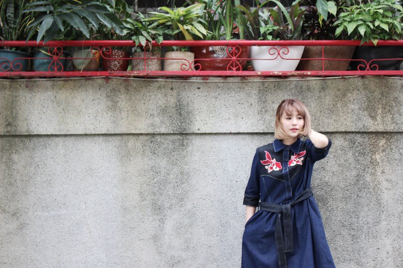 原创设计配金鱼刺绣牛仔洋装棉质短袖长袖设计质感蓝色黑色洋装 - 洋装/连衣裙 - 棉．麻 蓝色