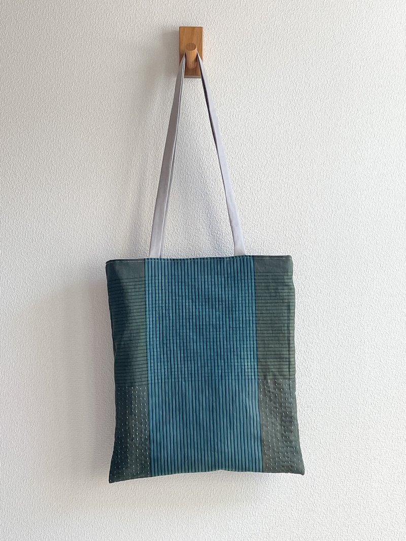 日本制 蓝染 刺し子 古布使用 Japanblue sashiko Tote BAG 棉质托特包 (有日晒痕迹) - 手提包/手提袋 - 棉．麻 蓝色