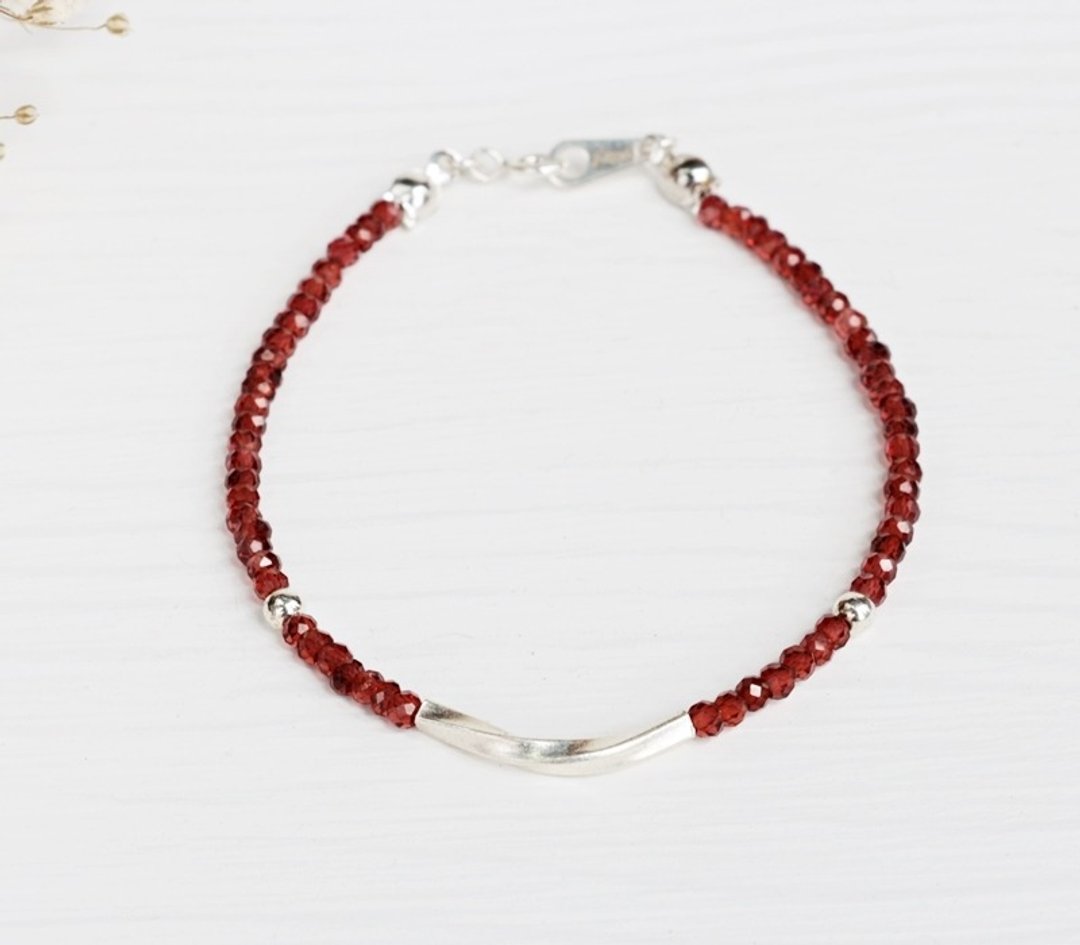 <挚爱>莫桑比克酒红石榴石 925纯银手链 1月诞生石 Garnet silver bracelet 轻珠宝 母亲节 情人节 生日礼物 纪念日 宴会 party 交换礼物 圣诞节 - 手链/手环 - 宝石 