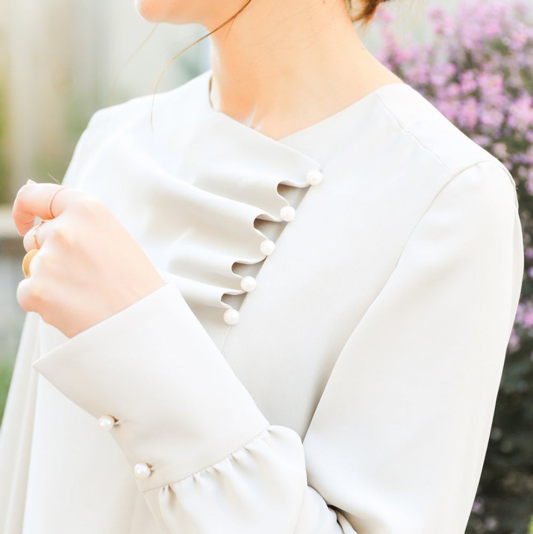 Beautiful dress with pearls and drapes | Beige - 女装衬衫 - 其他材质 咖啡色