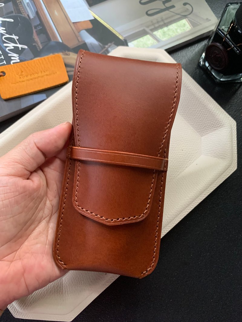 简约的笔套设计，内置隔层，可收纳两支笔。 - 笔筒/笔座 - 真皮 咖啡色