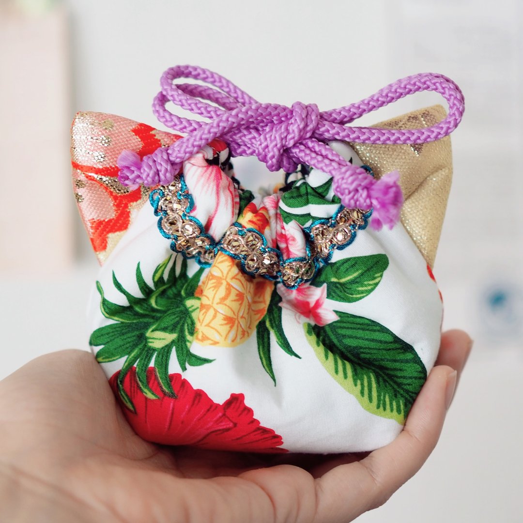 猫咪造型台湾花纹 x 丝织物迷你束口袋 (独一无二作品) - 化妆包/杂物包 - 棉．麻 白色