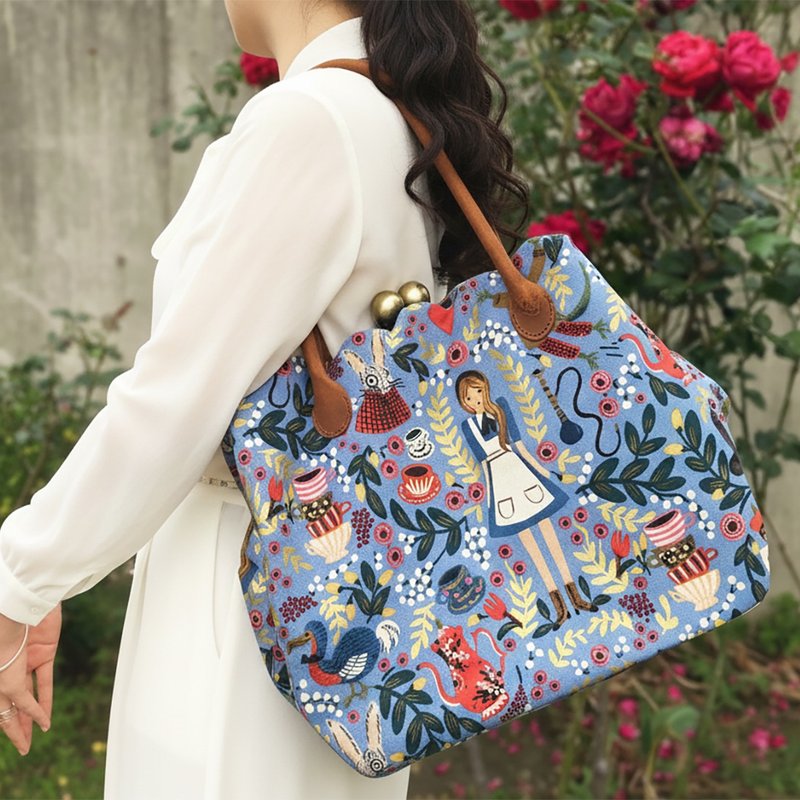 托特包 手作爱丽丝仙境肩背包 侧背包 口金包 真皮提手 天蓝 - 侧背包/斜挎包 - 棉．麻 蓝色