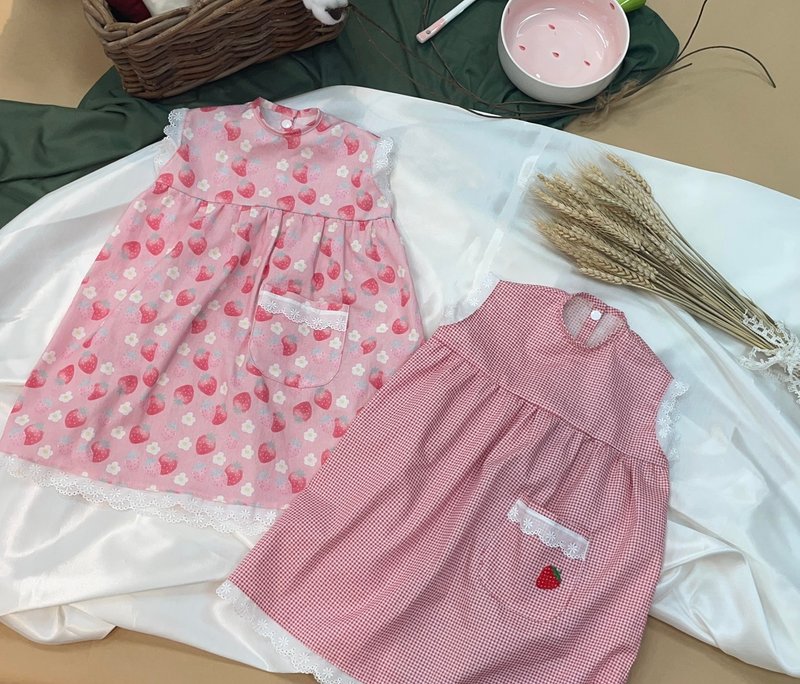 【台湾制手创】草莓纯棉蕾丝背心裙 - 童装上衣 - 棉．麻 多色
