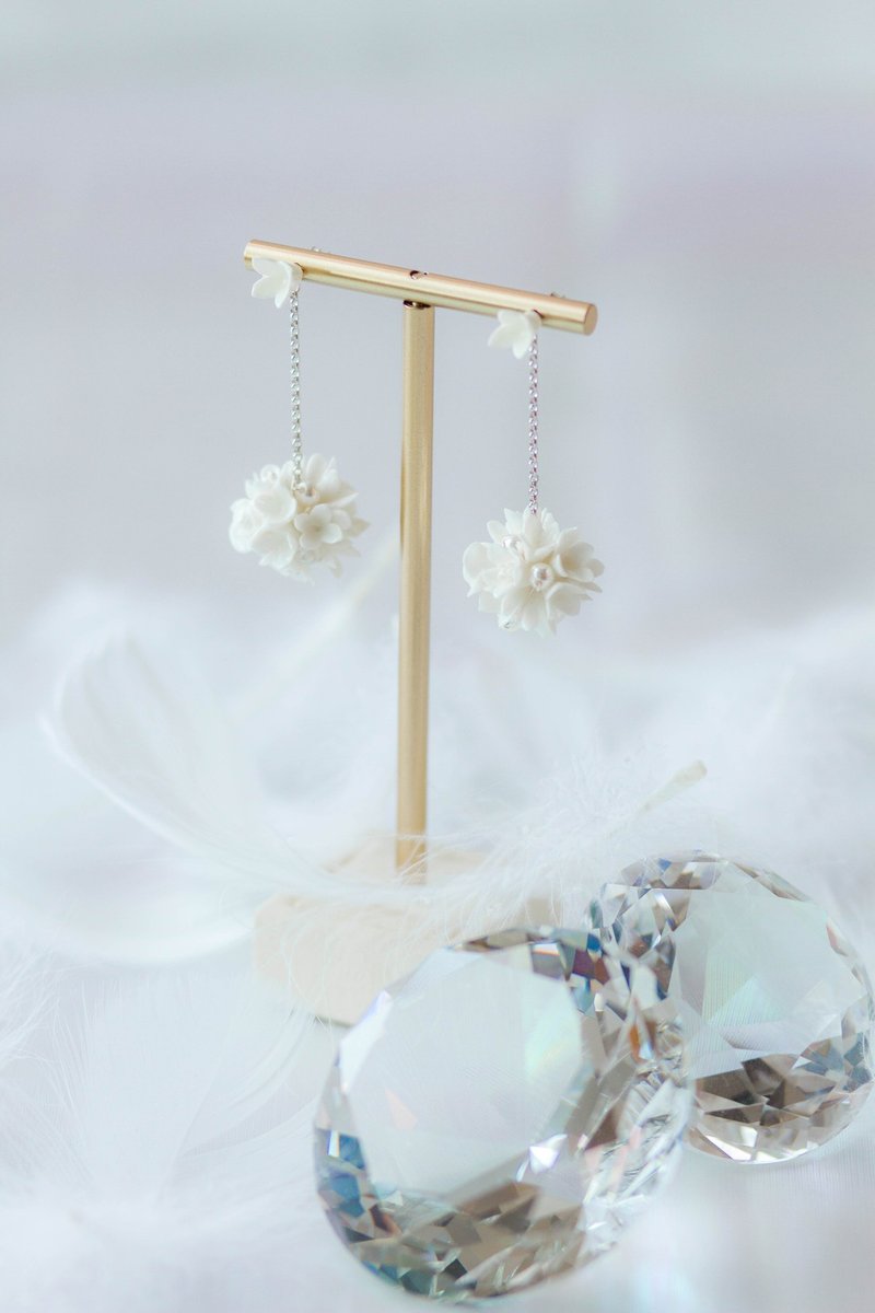 POM POM:梦幻雪牡丹纯白花球耳环- Pamycarie 手工制作饰品 - 耳环/耳夹 - 粘土 白色