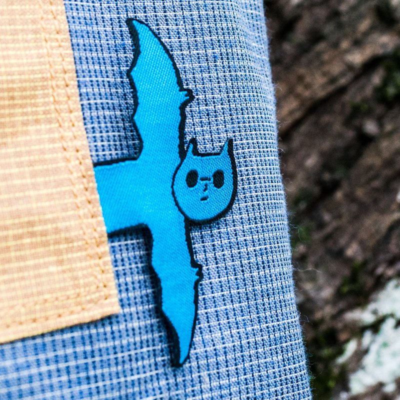 鹿皮x伊甸基金会公益计划 / 不完美的生物研究室 / 墨镜蝙蝠包 - 侧背包/斜挎包 - 棉．麻 蓝色