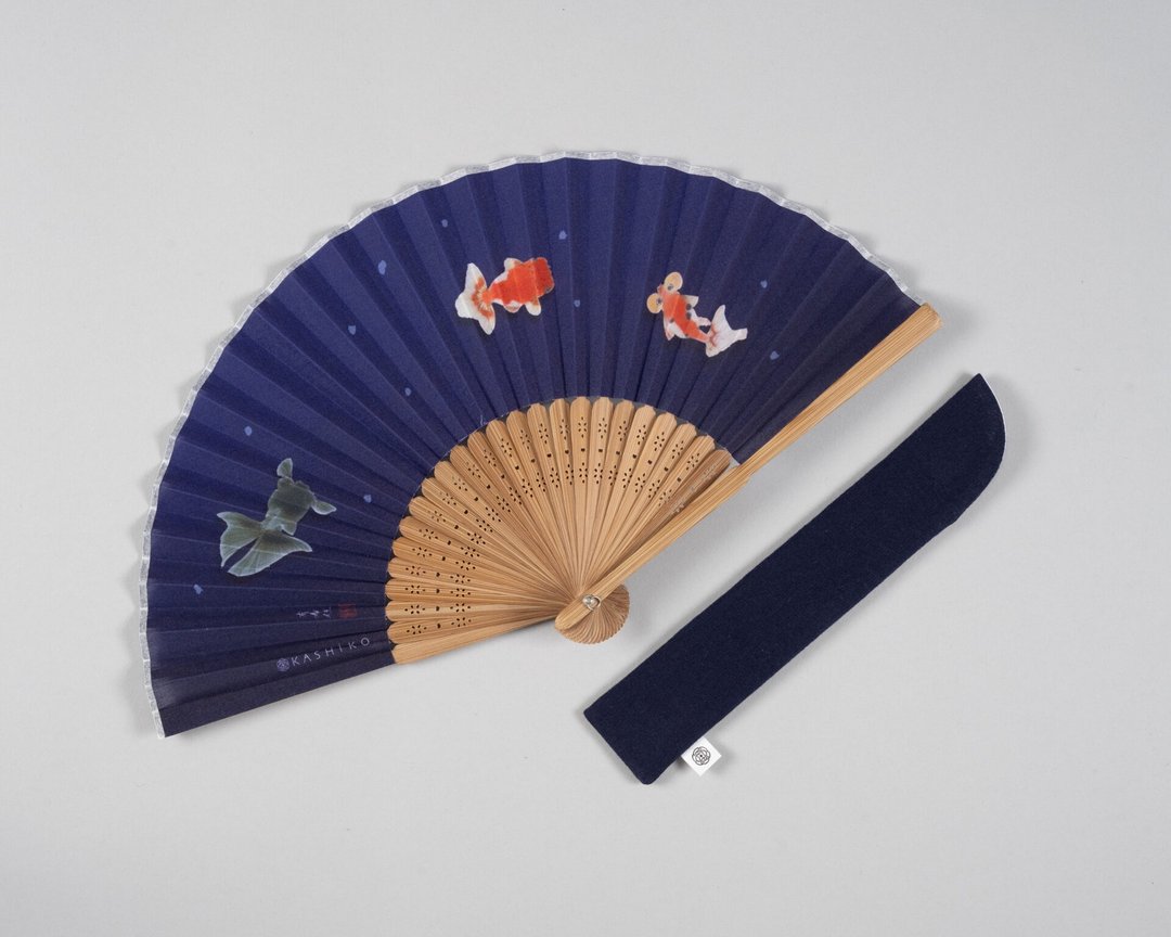 KASHIKO金泽九谷烧日本扇 – 金鱼 / 柴田有希佳绘 附扇盒+外出袋 - 扇子 - 棉 蓝色