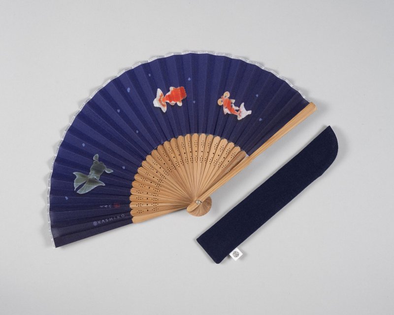KASHIKO金泽九谷烧日本扇 – 金鱼 / 柴田有希佳绘 附扇盒+外出袋 - 扇子 - 棉．麻 蓝色