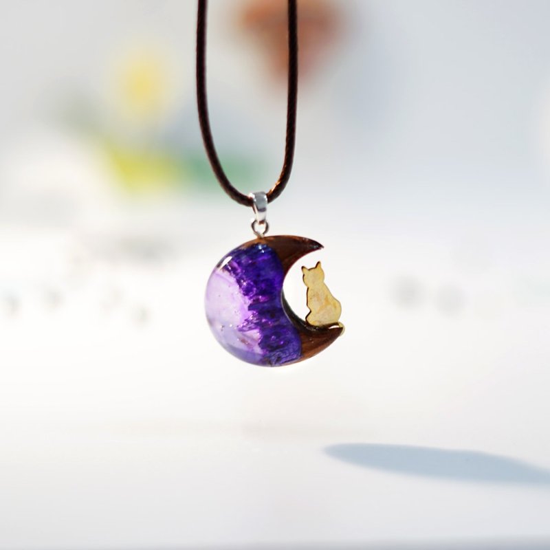 月牙形吊墜項鍊與坐貓 - 项链 - 木头 多色