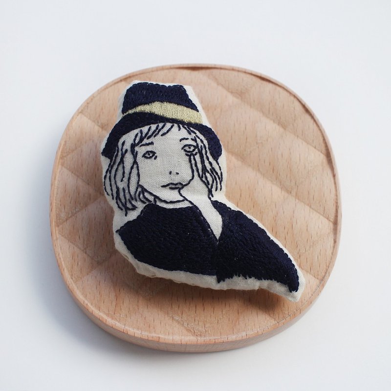 插画刺绣胸针 自画像一 | Sako Studio - 胸针 - 棉．麻 白色