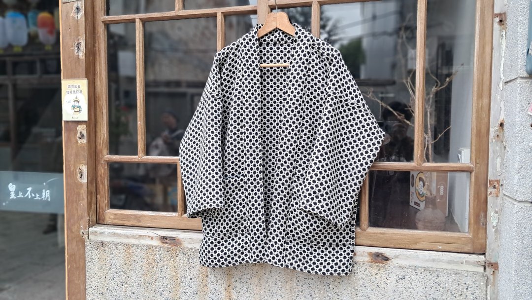 AMIN'S SHINY WORLD 黑白粗针织满版提花 KIMONO - 女装休闲/机能外套 - 棉 黑色