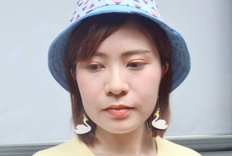 森林童话 皇冠白天鹅长款个性耳环耳夹 双面手绘木制 树脂封层 - 耳环/耳夹 - 木头 白色