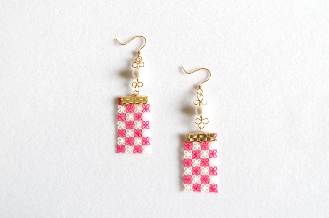 Hand-dyed / tatting lace and cotton pearl strip earrings / red plum - 耳环/耳夹 - 棉．麻 粉红色