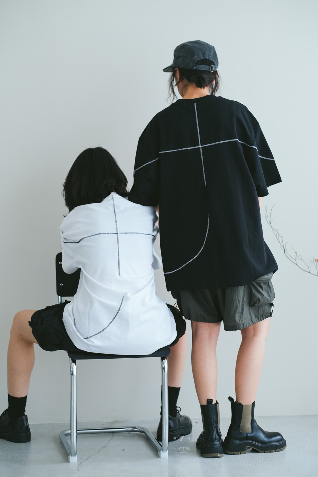 怪医黑杰克缝线宽松TEE 中性纯棉亲肤短袖上衣 - 2色 - 女装 T 恤 - 棉．麻 黑色