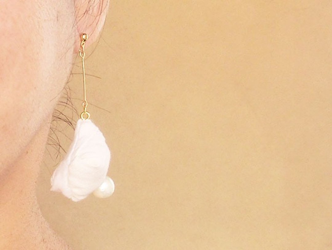 "Nationality # 2" earrings (one ear) - 耳环/耳夹 - 棉 白色
