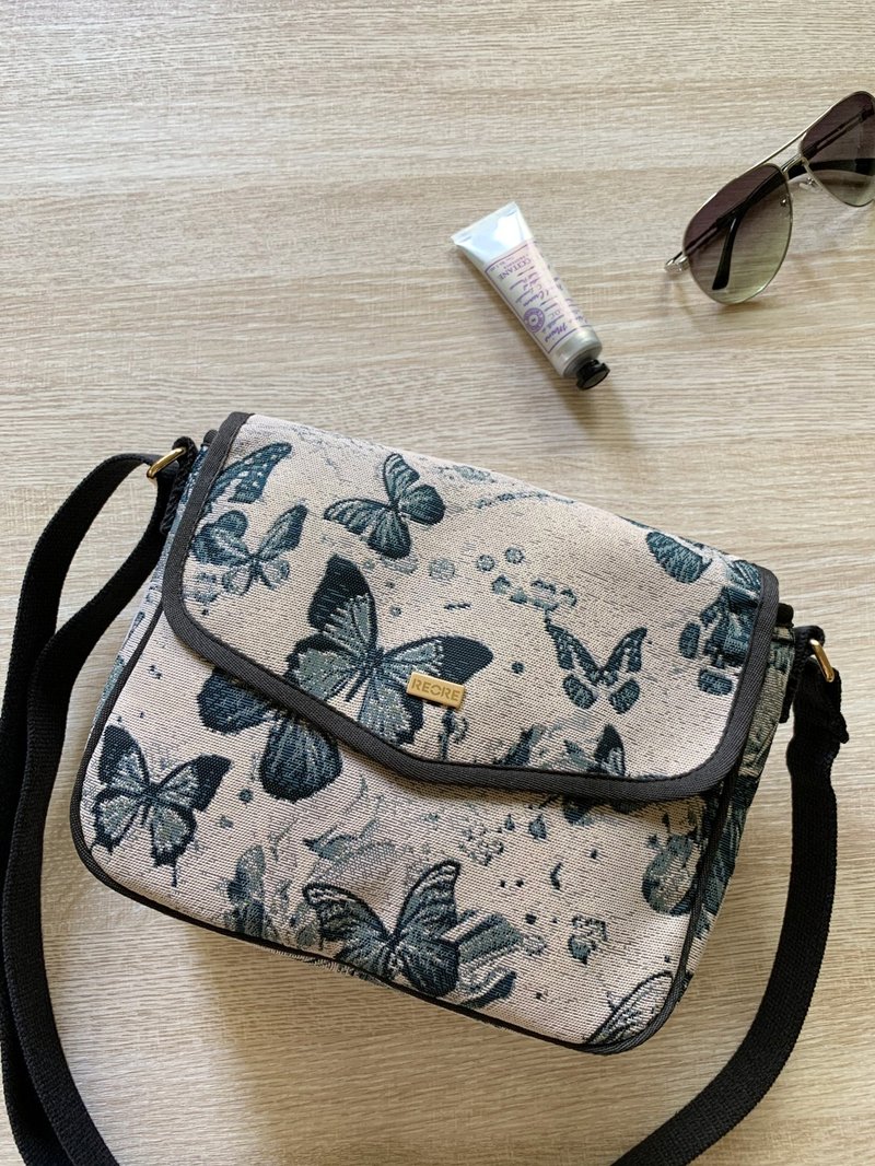 斜背包 掀盖 / 防泼水 平织缇花 恋蝶驳 - 侧背包/斜挎包 - 其他材质 