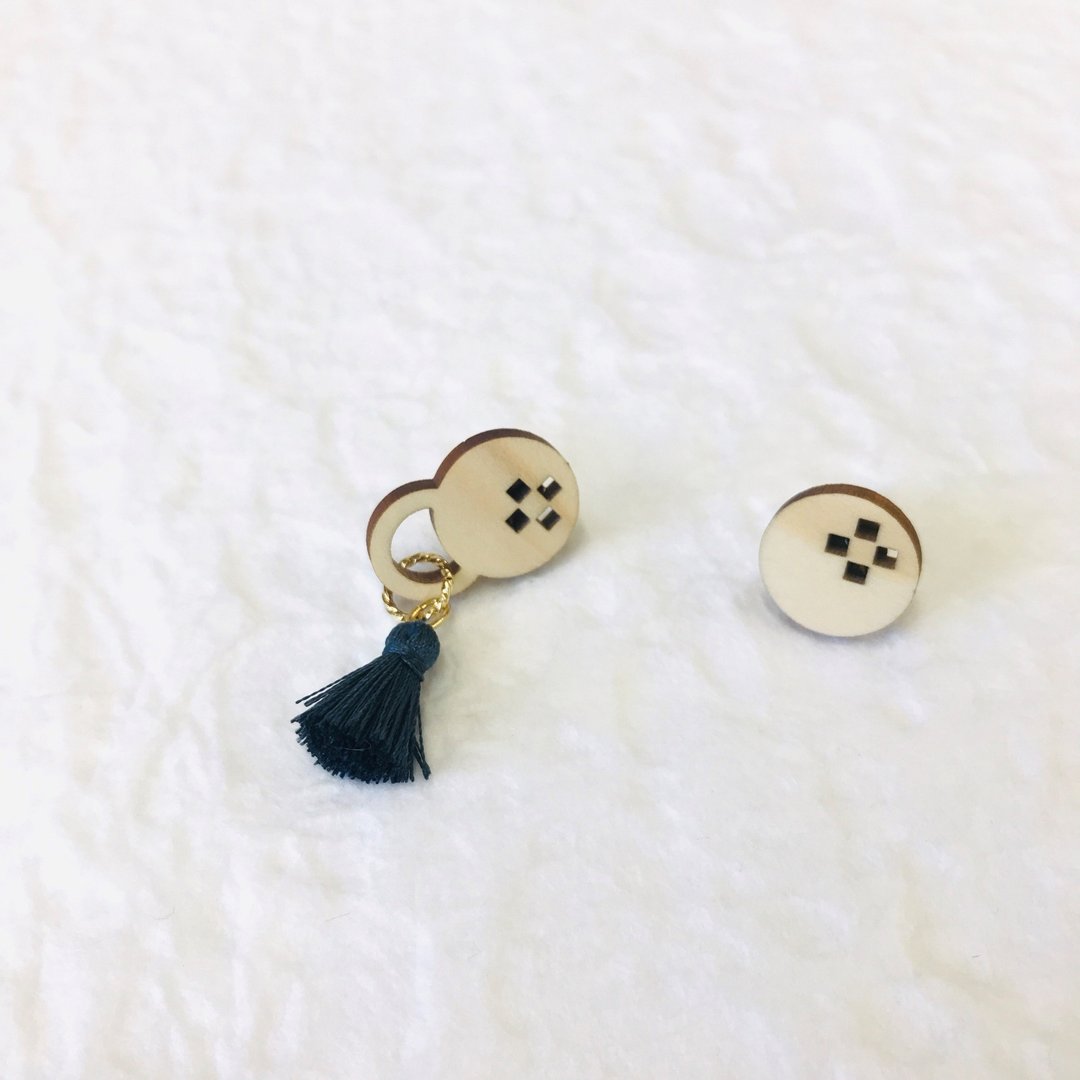 [Earrings / Clip-On] iyo-kasuri tassel mini denim-blue - 耳环/耳夹 - 木头 