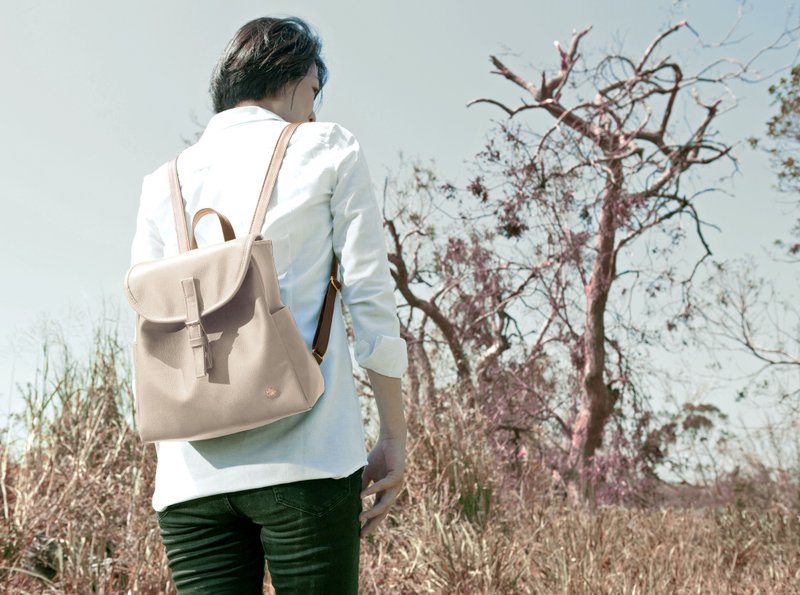 保证不脱皮-一年保固-台湾制作-纯素皮革-尼泊特背包-奶茶 - 后背包/双肩包 - 人造皮革 卡其色