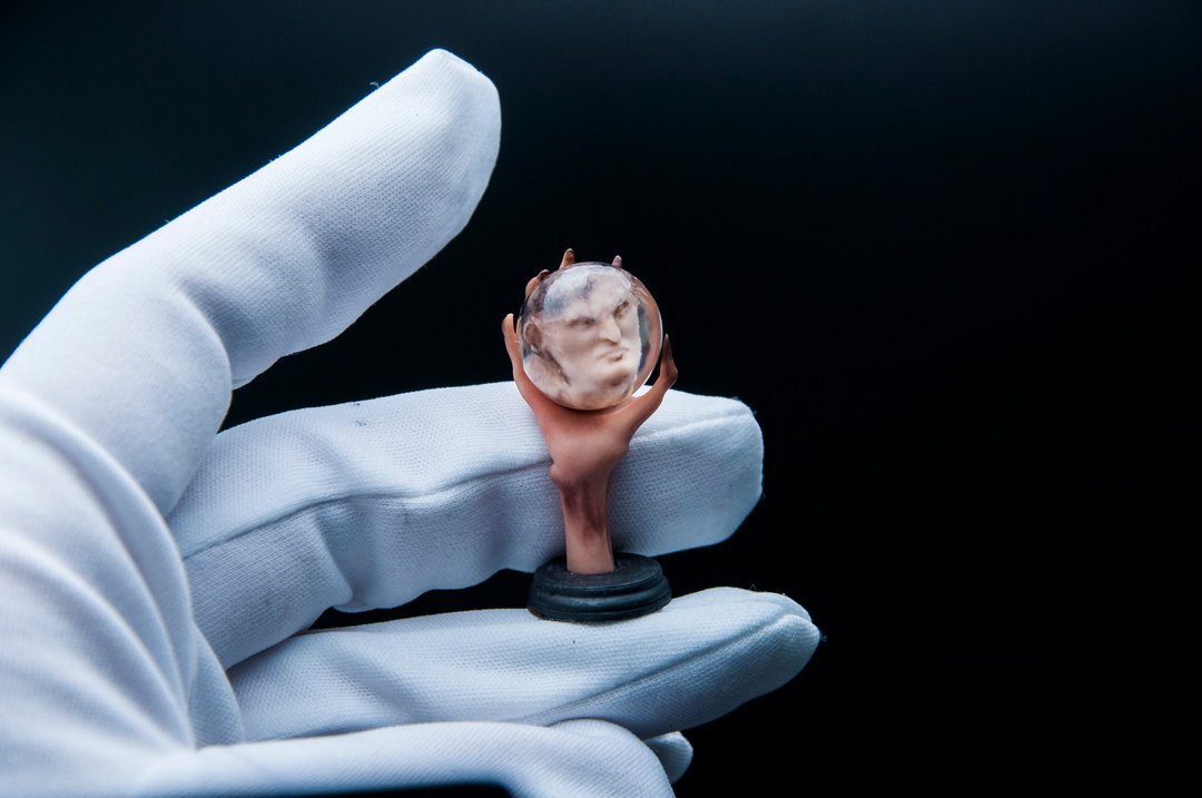 Creepy witch head in crystal ball. Horror miniature for dollhouse or diorama - 玩偶/公仔 - 其他材质 透明