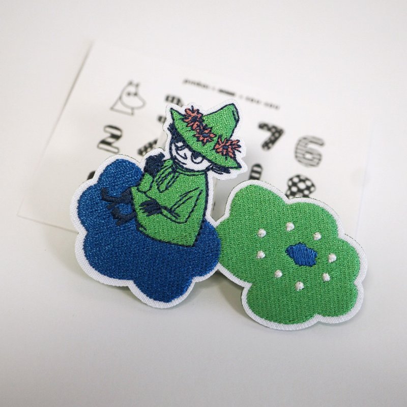 【Pinkoi x Moomin x SOU・SOU】刺绣扣针 - Snufkin (A) - 胸针 - 绣线 