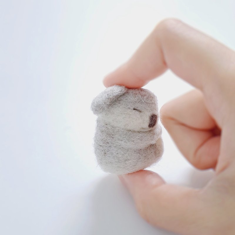 无尾熊zzz 抱小木头 koala 羊毛毡 别针 - 胸针 - 羊毛 多色