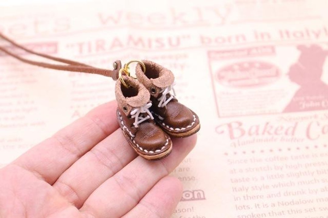 Small leather boots necklace | Cocoa - 项链 - 真皮 