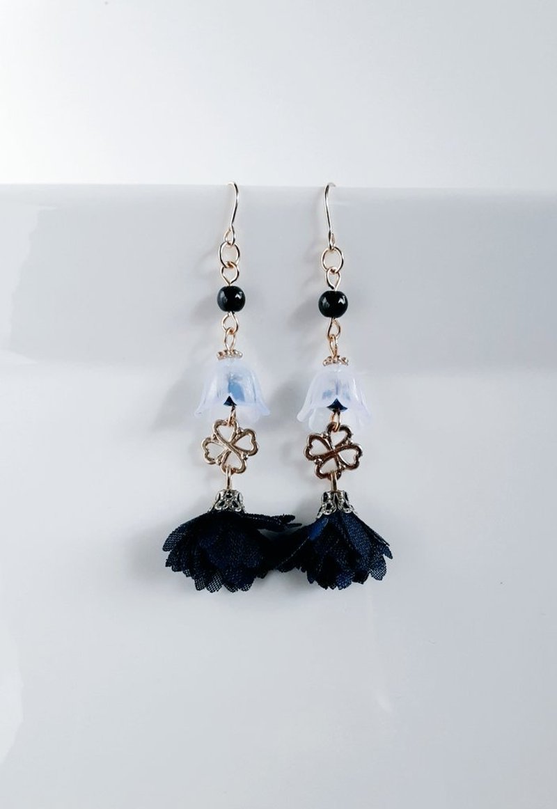 铃兰珠与绒球花饰及四叶幸运草耳环 深蓝色 蓝色耳环 生日礼物 铃兰 抗过敏耳针或耳夹皆可 夹式耳环 耳夹 - 耳环/耳夹 - 玻璃 蓝色