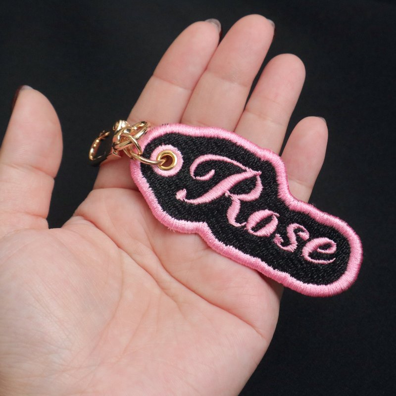 【blackpink x 定制姓名吊牌】R款 I 插图刺绣钥匙圈 I 特色送礼 - 钥匙链/钥匙包 - 棉．麻 