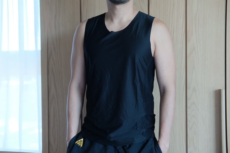 【男用上衣】方格运动・环保纱吸湿排汗背心・台湾制 - 男装背心 - 尼龙 黑色