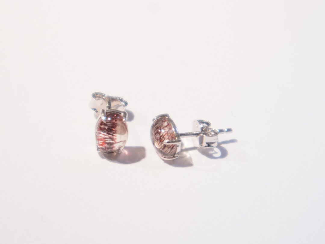 925 纯银 红超七 5.8x7.5mm 约 2.3 卡蛋面四爪。耳钉 - 耳环/耳夹 - 宝石 红色