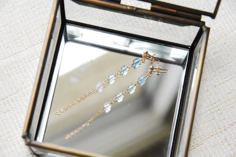 Blue-green cube-cut fluorite swaying earrings 14kgf - 耳环/耳夹 - 半宝石 蓝色