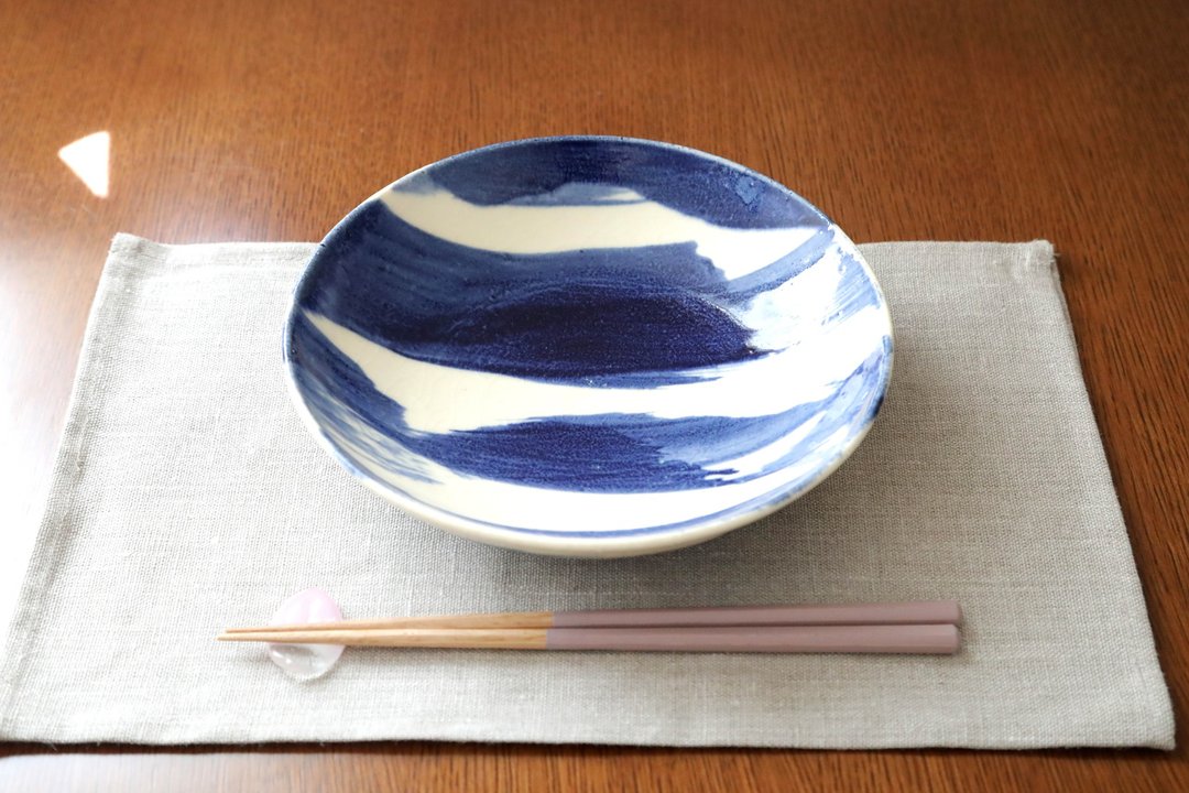 Kuresu A shallow bowl with a blue brush pattern - 盘子/餐盘/盘架 - 陶 蓝色