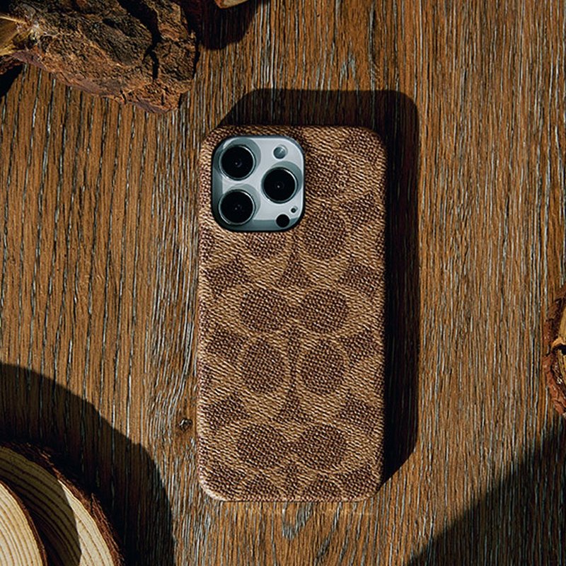 【COACH】iPhone 14 系列 精品手机壳 卡其色经典大C - 手机壳/手机套 - 塑料 卡其色