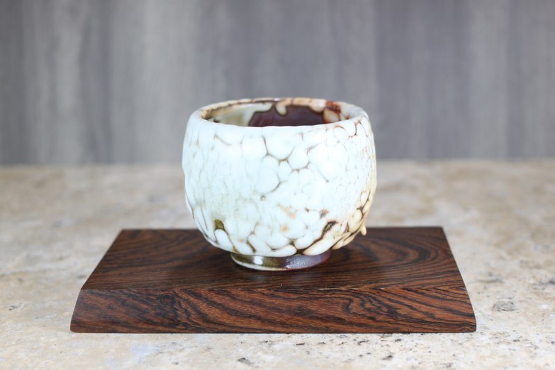 【送礼好物】纯手拉坏 柴烧志野釉茶碗 名家叶敏祥手作 320ml - 茶具/茶杯 - 瓷 