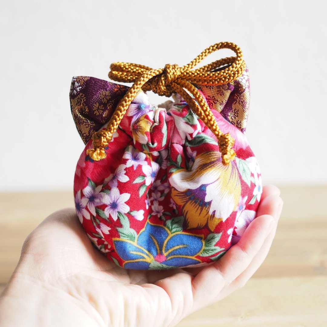 Cat-shaped Taiwan floral pattern x silk fabric mini drawstring pouch (one piece work) - 化妆包/杂物包 - 棉．麻 红色