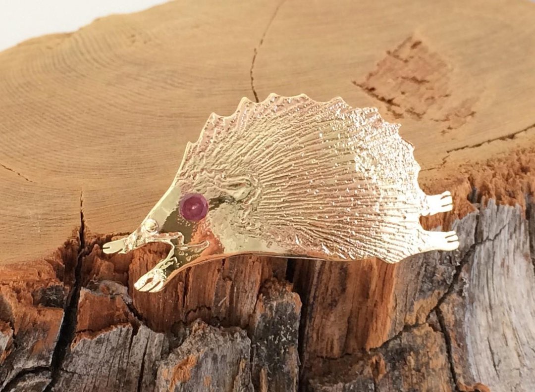 Hedgehog ☆ Brass Brooch Rhodlite Garnet - 胸针 - 其他金属 金色