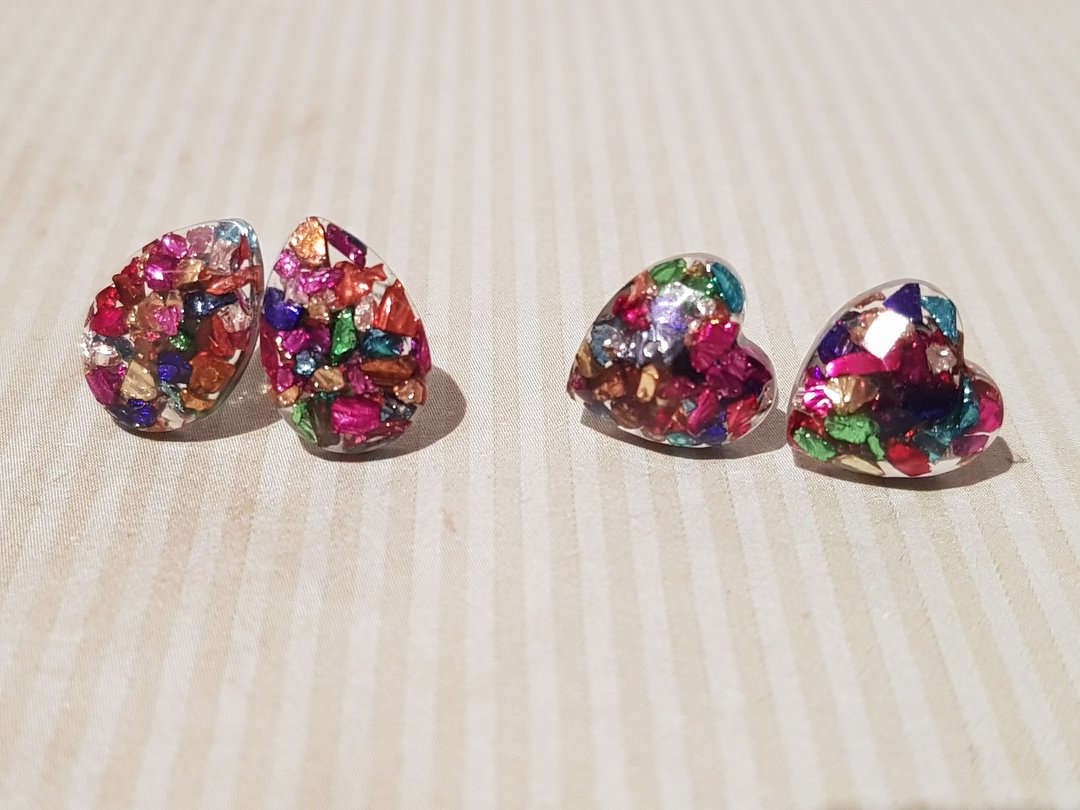 Metallic rainbow raindrop and heart resin stud earrings - 耳环/耳夹 - 其他材质 