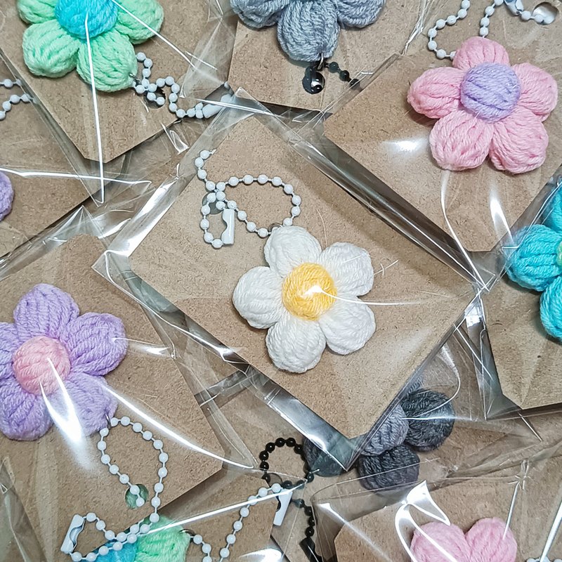 钩针编织的蓬松小花钥匙圈，充满手工的温暖与可爱。 - 吊饰 - 其他材质 多色