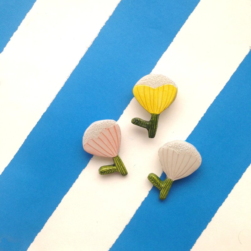 鸟语花香系列-爱心白蕊小花胸针/别针 - 胸针 - 粘土 多色