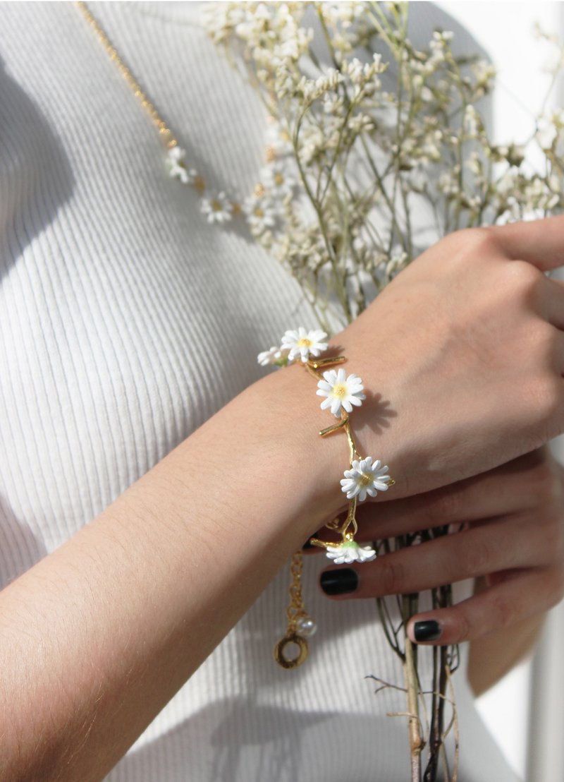 Daisy Bracelets, White Flower Bracelets, Daisy, Hand-painted Enamel Jewellery - 手链/手环 - 其他金属 白色