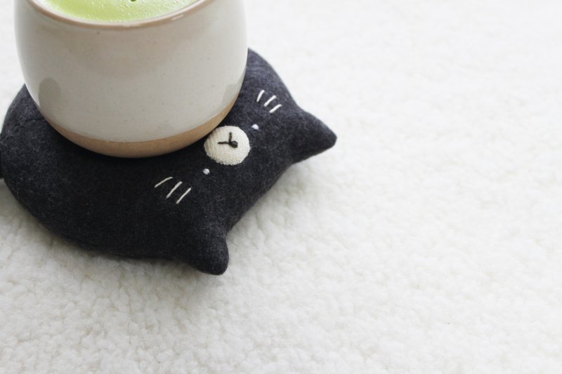 饱满白鼻黑猫甜甜圈杯垫 / 法兰绒 - 杯垫 - 棉．麻 黑色
