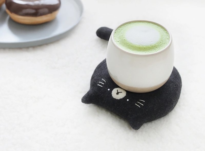 饱满白鼻黑猫甜甜圈杯垫 / 法兰绒 - 杯垫 - 棉．麻 黑色
