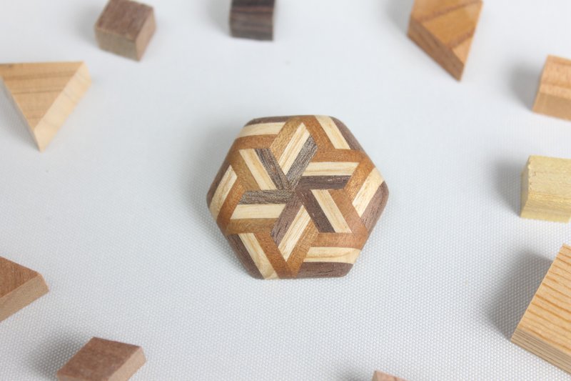 Striped hexagonal broach on parquet - 胸针 - 木头 卡其色