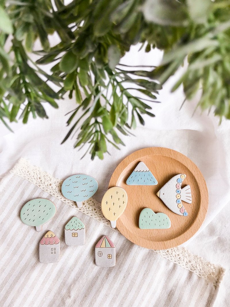 小房子 树 山 鸟 别针 - 胸针 - 陶 多色